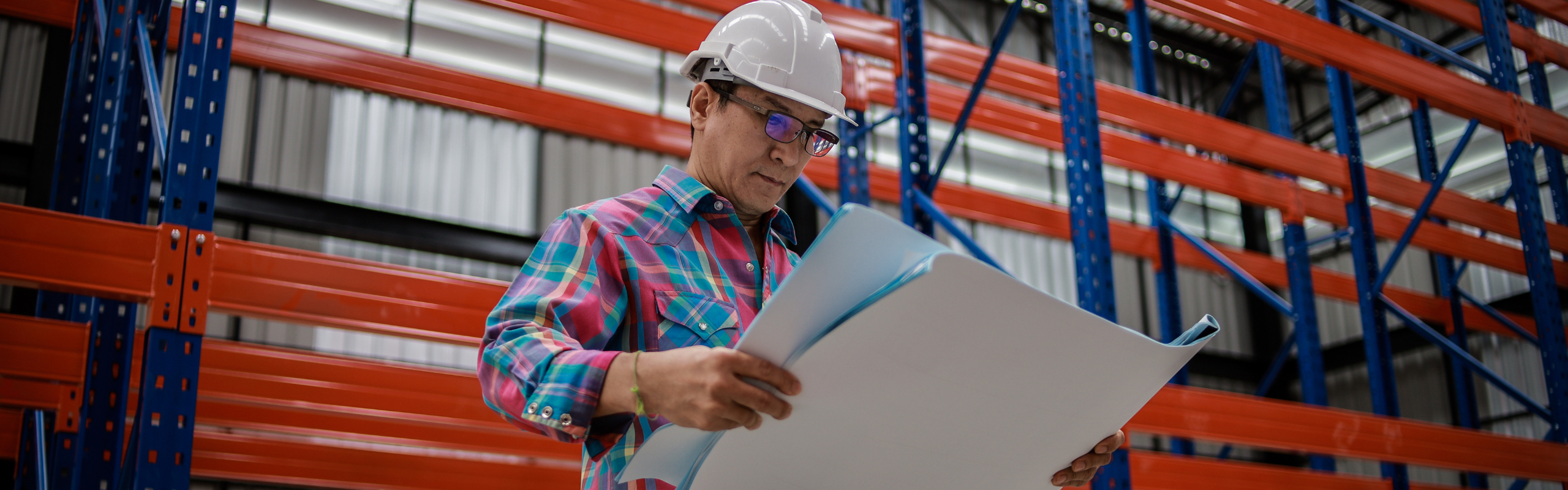 Czytający pracownik na magazynie