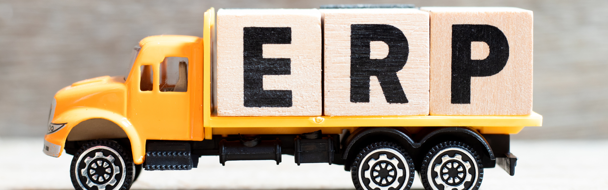 Ciężarówka z klockami z napisem ERP