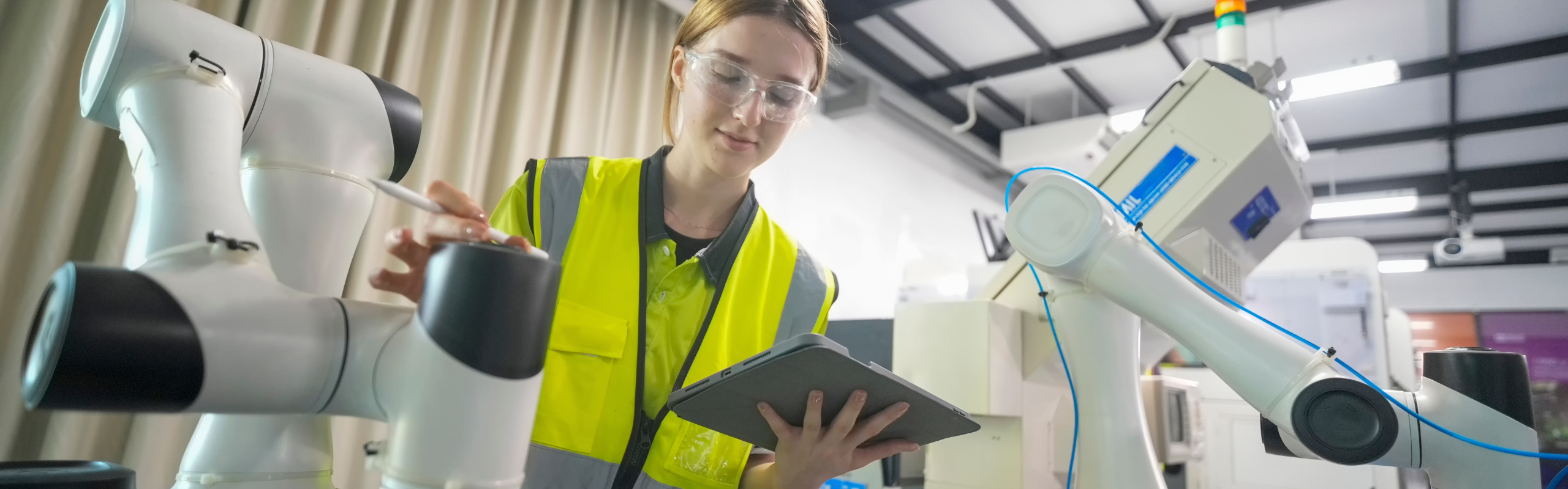 Jakie parametry maszyn monitoruje system MES